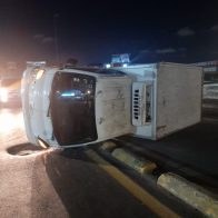 Se registra accidente de camión entre en Av. John F. Kennedy