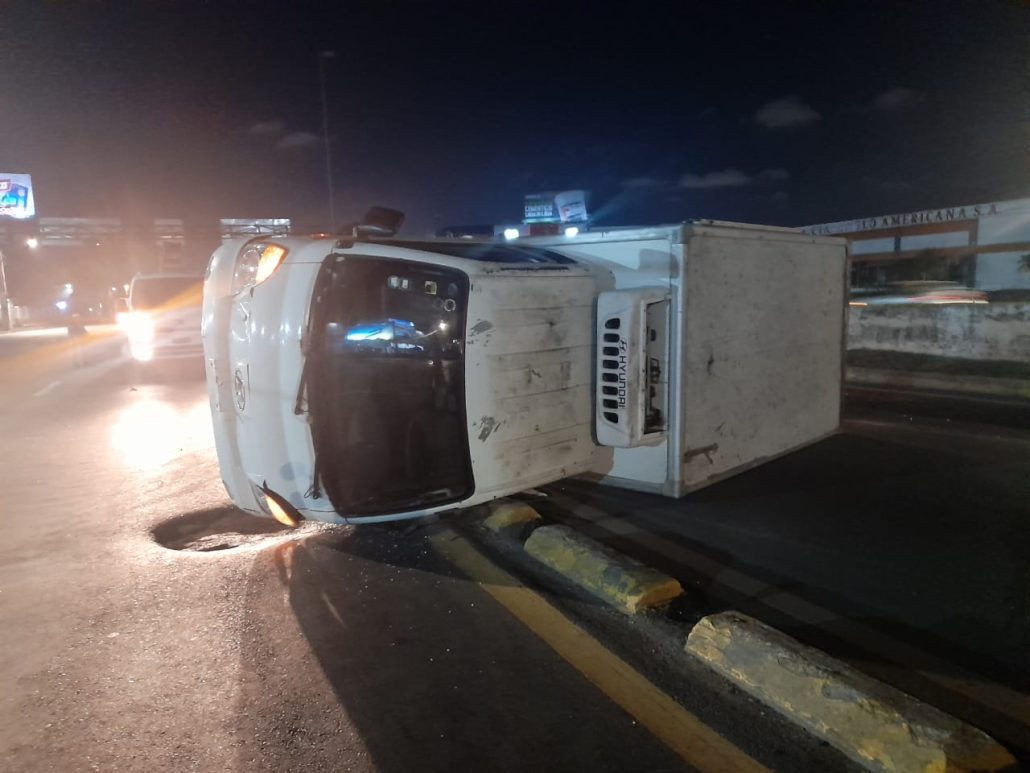 Se registra accidente de camión entre en Av. John F. Kennedy