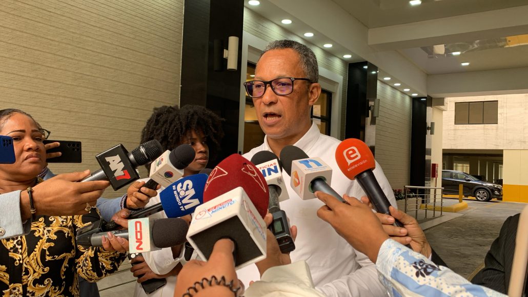 Anuncio sobre RD como "puente aéreo" para ayuda de Haití genera reacciones entre legisladores y políticos
