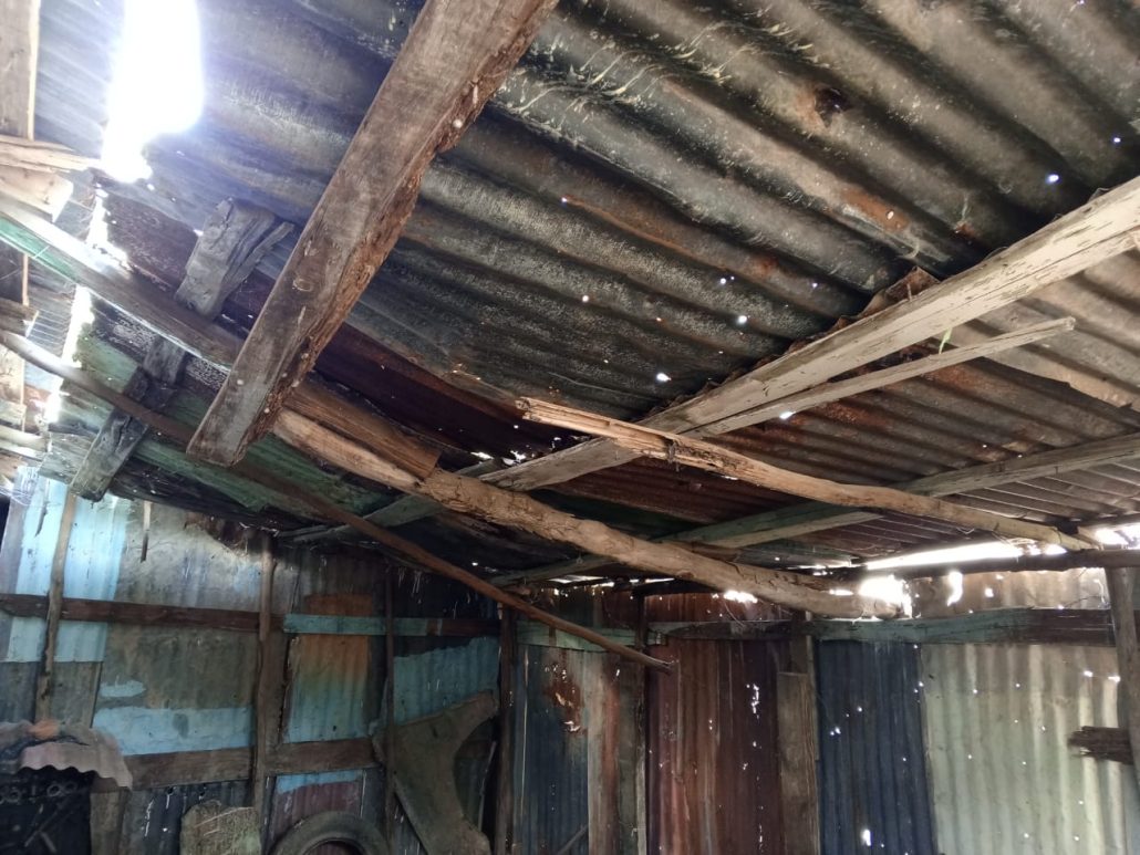 Familia clama por ayuda para reconstruir su hogar