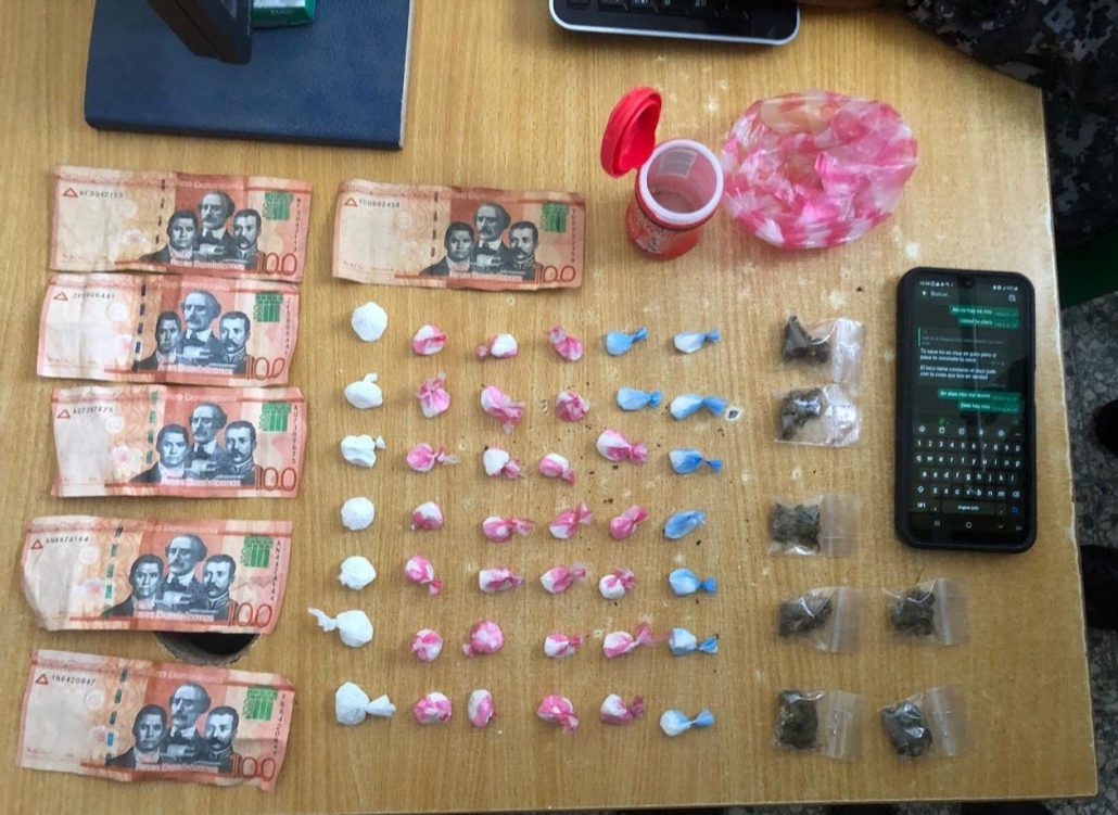 Policía arresta tres personas y ocupa 249 porciones de diferentes tipos de drogas en Santiago