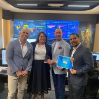 Ana Cristina Rojas, representante de Cisco, hace entrega del reconocimiento a los señores Junior Tolentino, Magín Ferreiro y Marucho Méndez.