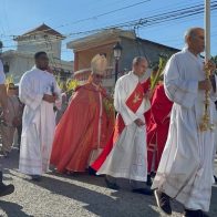 Arzobispo de Santiago encabeza junto a feligreses caminata por Domingo de Ramos