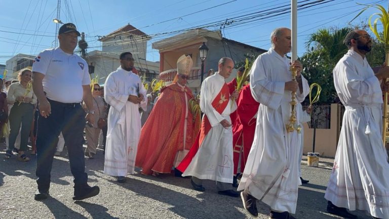 Arzobispo de Santiago encabeza junto a feligreses caminata por Domingo de Ramos