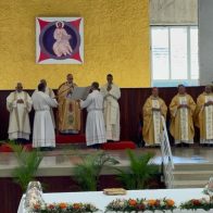Fieles y el cuerpo sacerdotal en Santiago participaron de la Misa Crismal