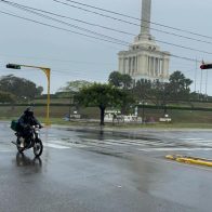 Sábado Santo amanece bajo lluvias en Santiago