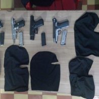 Policía captura en Cotuí a cinco hombres a los que ocupa cuatro pistolas, un fusil y pasamontañas