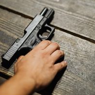 Hombre amenaza mujer con una arma, la atrapella y emprende huida