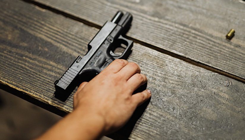 Hombre amenaza mujer con una arma, la atrapella y emprende huida