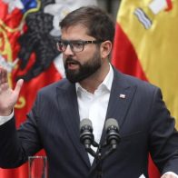 Boric llega a mitad de mandato “desgastado” y sin cumplir sus reformas clave