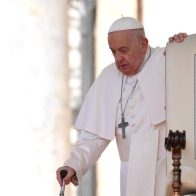 El papa pide hacer "todos los esfuerzos" para negociar el final de las guerras