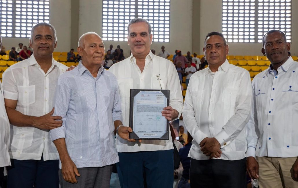 ¡Enhorabuena! Entregan 826 títulos de propiedad en Monte Plata