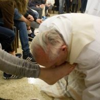 El papa Francisco en silla de ruedas lava los pies a doce reclusas por Jueves Santo