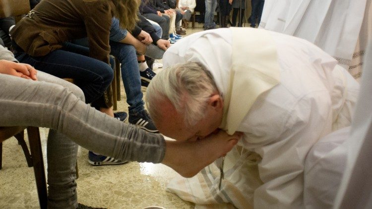 El papa Francisco en silla de ruedas lava los pies a doce reclusas por Jueves Santo
