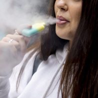 Identifican cambios similares en el ADN de las células de fumadores y vapeadores