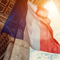 Francia acabó 2023 con un déficit superior al 5% del PIB y recortará más el gasto público