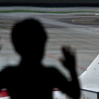 Familias aún buscan respuestas 10 años después de la desaparición del vuelo MH370