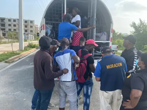 Migración detiene 111 haitianos indocumentados en Friusa y Verón