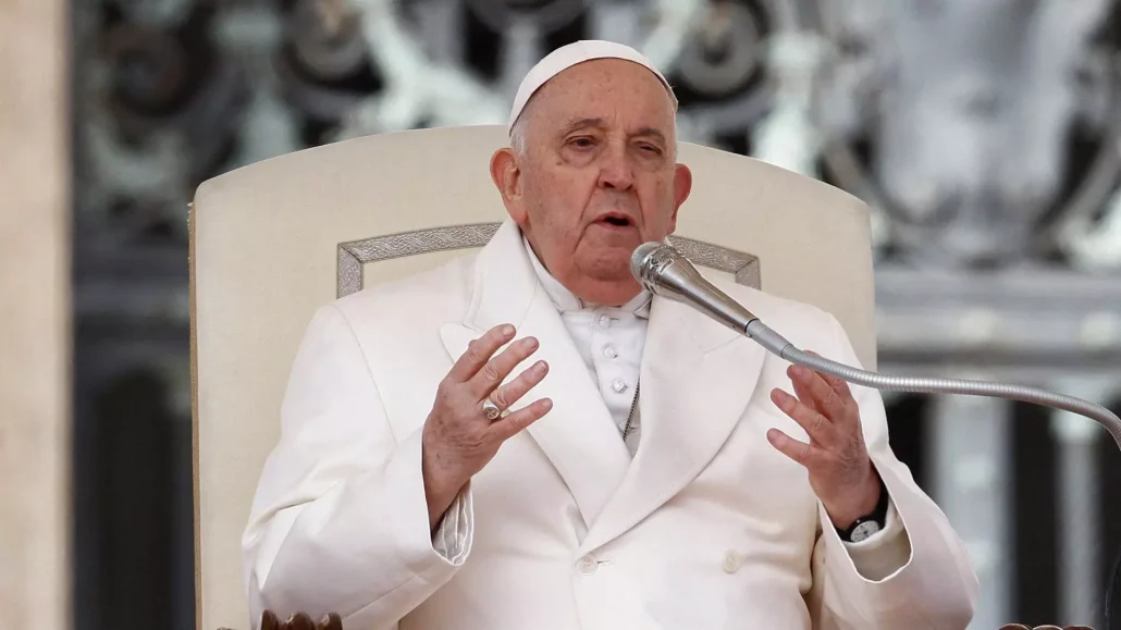 El papa denuncia la "locura" de la guerra, que mata a "muchos jóvenes"