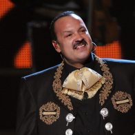 Pepe Aguilar publica su nuevo sencillo, 'Corazón a medio día'