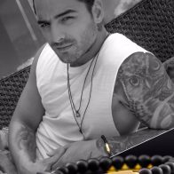 Piden 3 años de cárcel para acusados de estafar una web de pulseras de Maluma