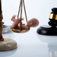 Francia inscribe el aborto en su Constitución