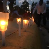 Familiares de uno de los acusados por muerte de Paula realizan encendido de velas