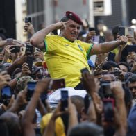 Bolsonaro exalta al magnate Elon Musk por defender las libertades, ante multitud en Río