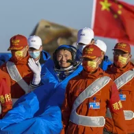 Astronautas chinos regresan a la Tierra tras permanecer seis meses en estación espacial