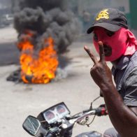 Bandas reanudaron este lunes sus enfrentamientos con la policía en Haití