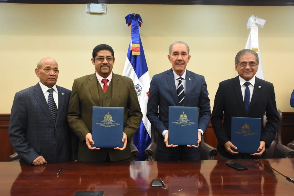MESCYT firma convenios con Sistema Regional de Acreditación de Ingeniería para internacionalizar programas académicos