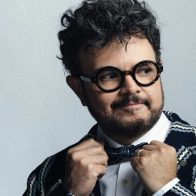 Aleks Syntek lanza al inodoro exitoso álbum de Karol G