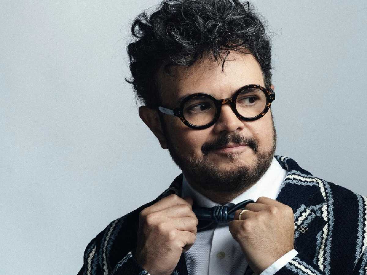 Aleks Syntek lanza al inodoro exitoso álbum de Karol G
