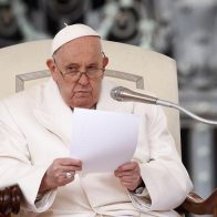 El papa pide no quedarse" inertes" ante el actual "peligroso conflicto global a pedazos"