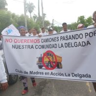 Ciudadanos protestan por paso de vehículos pesados en sectores de Villa González para evadir pago de peaje en Santiago