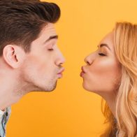 Cada vez que besas a alguien, se intercambian mas de 80 millones de bacterias
