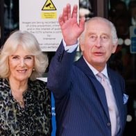 Carlos III visita un centro contra el cáncer en su primer compromiso público desde febrero