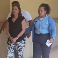Fiscalía de Santiago solicitará medida de coerción contra esposa de profesor arrestada en plena audiencia