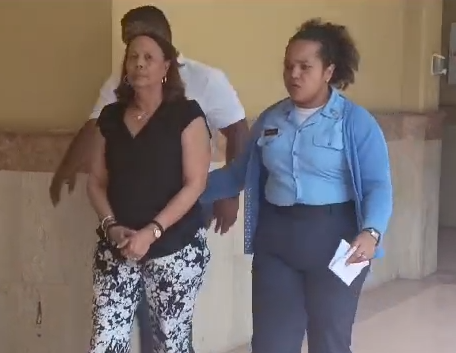 Fiscalía de Santiago solicitará medida de coerción contra esposa de profesor arrestada en plena audiencia