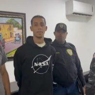 Se entrega a Policía tercer implicado en asalto a taxista en Santiago