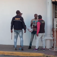 Sale a luz vídeo donde se observa a miembros de Migración agredir policía en Santiago