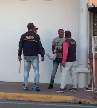 Sale a luz vídeo donde se observa a miembros de Migración agredir policía en Santiago