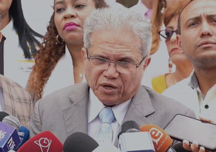 Médicos protestan por sanciones judiciales contra centros de salud