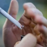 Prohibido fumar a menos de 5 metros de otras personas al aire libre en una ciudad de Italia
