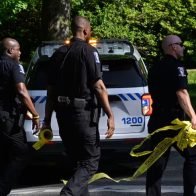 Cuatro policías y un fugitivo mueren en operativo en Carolina del Norte