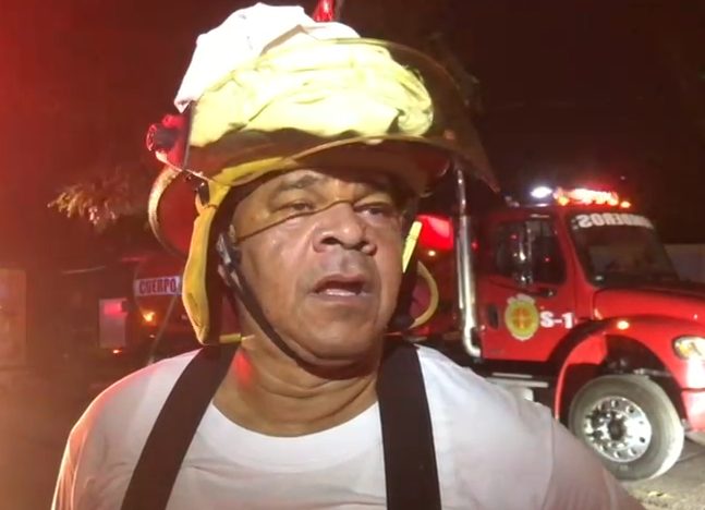 Incendio destruye dos locales comerciales y un taller de ebanistería en Santiago