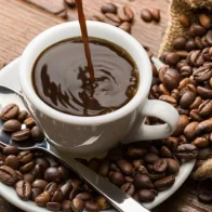 Una taza de café requiere 140 litros de agua para su cultivo