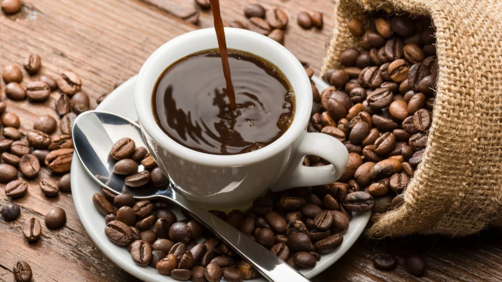 Una taza de café requiere 140 litros de agua para su cultivo