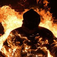 Sigue prófuga mujer que roció gasolina y prendió fuego a su pareja
