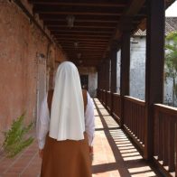 Falsa monja de 80 años traslada cuerpo de amiga en una maleta